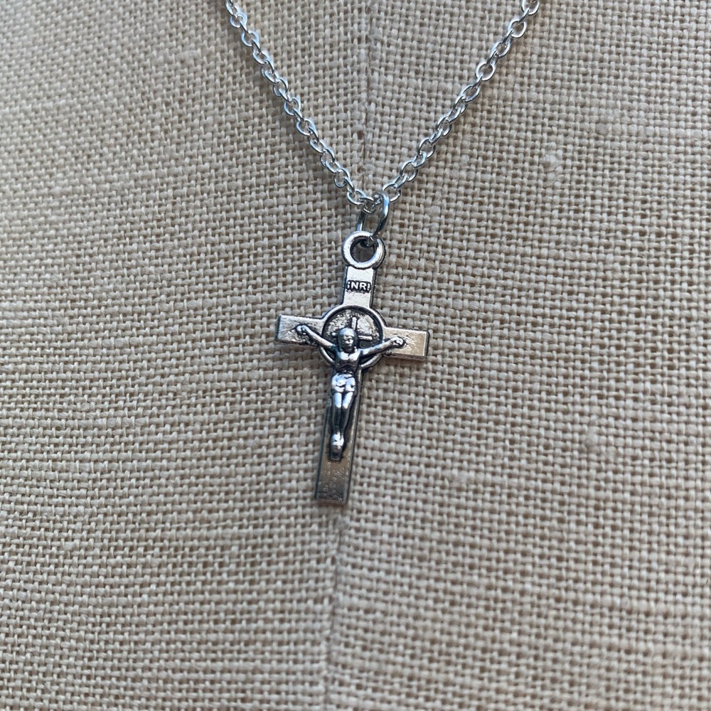 NWT Sterling Silver Plated Chain & Crucifix Alloy Metal Charm Necklace - Picture 6 of 14